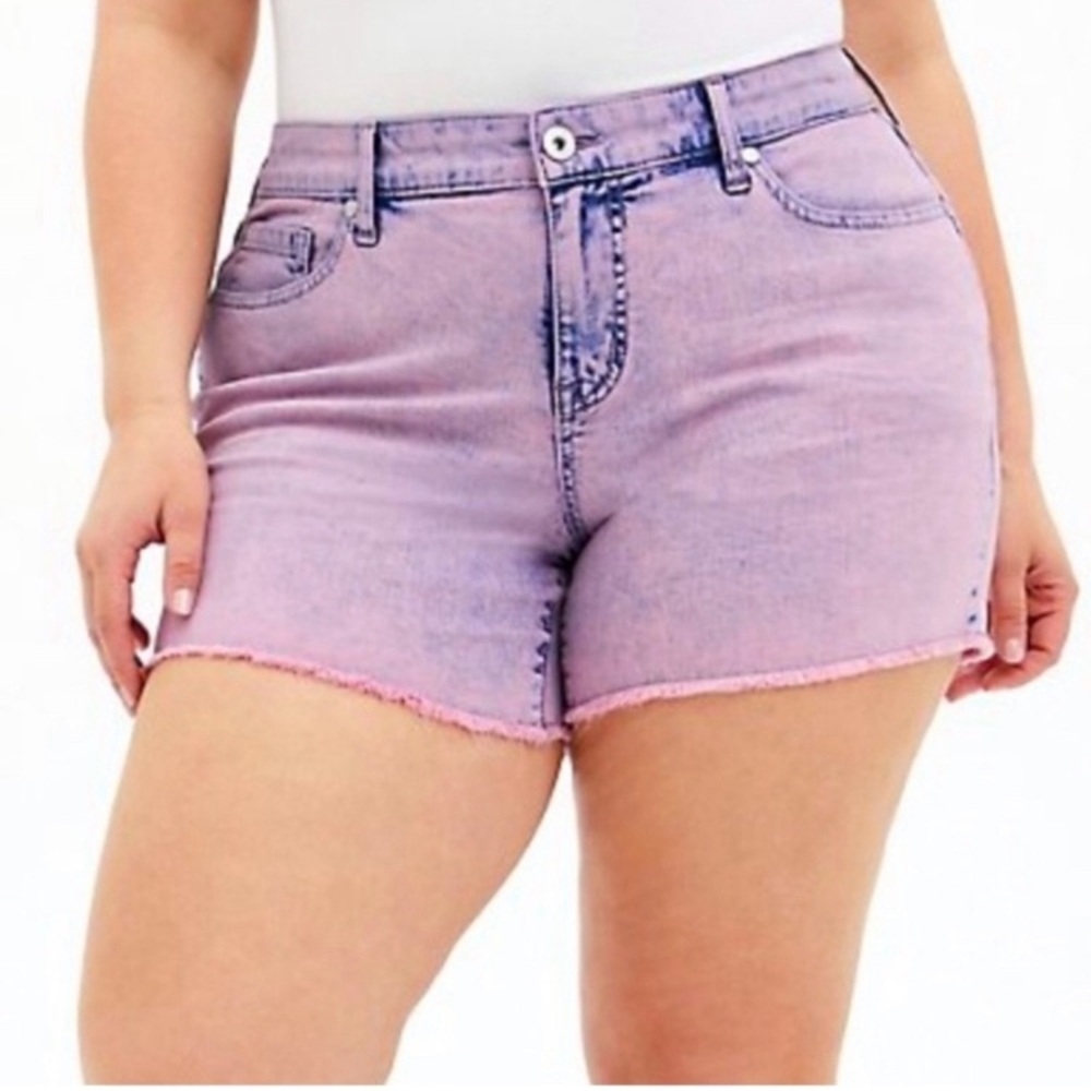 TORRID LILAC PURPLE BOYFRIEND ACID WASH EDGY RAW HEM PLUS SIZE 22 DENIM SHORTS